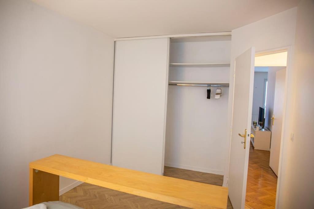 Grand 2 Pieces Balcon Parking Porte Paris Aubervilliers Buitenkant foto